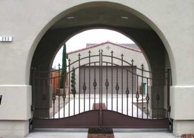 Bell Curve Top Bi-Parting Driveway Gate w/ Recessed Bottom Panel, Spear Tip Finials & Baskets