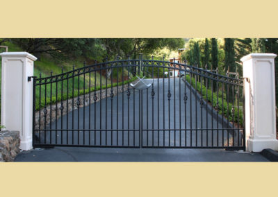 Bell Curve Bi-Parting Driveway Gate with Finials, Circle Top, Center Logo and Baskets