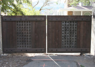 Flat Top Bi-Parting Driveway Gate w/ Solid Wood Panels & Riddling Rack