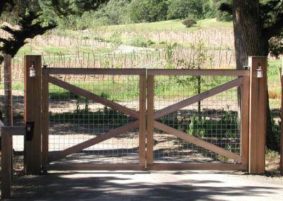 Flat Top Bi-Parting Driveway Gate w/ Traditional Wood & Mesh
